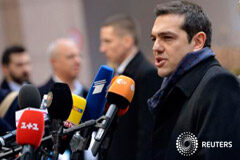 Grecia acepta conversar con acreedores en un avance en la negociación El primer ministro de Grecia, Alexis Tsipras, llega a una cumbre realizada en Bruselas, 12 febrero, 2015