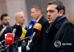 El primer ministro de Grecia, Alexis Tsipras, llega a una cumbre realizada en Bruselas, 12 febrero, 2015