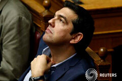 Tsipras contiene la rebelión interna y gana votación en el Parlamento Tsipras durante la sesión en el Parlamento en Atenas, el 13 de julio de 2015