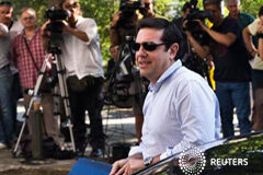 Tsipras dice que podría tener que convocar elecciones anticipadas Tsipras llega a una reunión de su partido, Syriza, en Atenas, el 27 de julio de 2015
