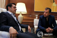 Tsipras dice que quiere un acuerdo, pero ve problemas en reestructuración Tsipras (I) y el líder del partido To Potami, Stavros Theodorakis, en su oficina en Mansion Maximos de Atenas,e l 16 de junio de 2015