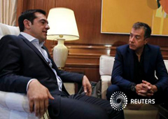 Tsipras (I) y el líder del partido To Potami, Stavros Theodorakis, en su oficina en Mansion Maximos de Atenas,e l 16 de junio de 2015