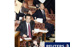 Un seísmo de 8,9 causa una gran destrucción en Japón El primer ministro de Japón, Naoto Kan (I) reacciona al sentir el terremoto durante una sesión en la cámara alta del Parlamento, en Tokio, el 11 de marzo de 2011.
