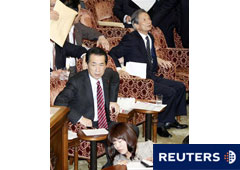 El primer ministro de Japón, Naoto Kan (I) reacciona al sentir el terremoto durante una sesión en la cámara alta del Parlamento, en Tokio, el 11 de marzo de 2011.
