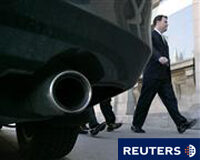 Los ecologistas exigen al ministro Sebastián un “apoyo público y explícito” a la directiva europea de emisiones de vehículos Los ecologistas exigen al ministro Sebastián un “apoyo público y explícito” a la directiva europea de emisiones de vehículos. El tubo de escape de un coche