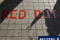 Todos los ministros de Túnez abandonan el partido gobernante -TV La sombra de un manifestante que hace el signo de la paz se proyecta sobre una pintada en el suelo pidiendo la salida del gobierno de los miembros del RCD del derrotado presidente Zine al Abidine Ben Ali durante una protesta en el centro de de Túnez, el 1
