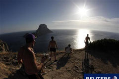 La llegada de turistas extranjeros a España sube un 4,2% en mayo Unos turistas se reúnen para ver la puesta del Sol en el acantilado de Es Vedra, en Ibiza, el 29 de mayo de 2011.