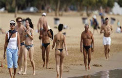 El gasto total de los turistas en España sube 4,1% en enero varios turistas pasean por la playa de las Teresitas, en Tenerife, el 12 de enero de 2010.