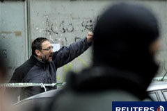 Detenido el hijo de un portavoz de la izquierda ‘abertzale’ Txelui Moreno levanta el puño mientras guardias civiles detienen a su hijo Iker, durante una operación en Burlada el 18 de enero de 2011.