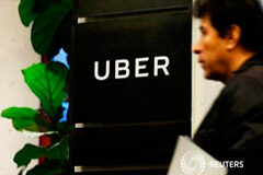 Uber es un servicio de transporte y debe usar licencia, dice asesor judicial de la UE Un hombre sale de las oficinas de Uber en Nueva York el 2 de febrero de 2017