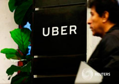 Un hombre sale de las oficinas de Uber en Nueva York el 2 de febrero de 2017