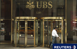 El Ibex acelera las caídas con desplome bancario por UBS El logo del banco suizo UBS se pueden ver fuera de su oficina de Nueva York