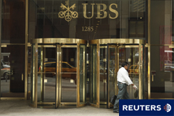 El logo del banco suizo UBS se pueden ver fuera de su oficina de Nueva York