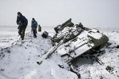 Fuertes bombardeos sacuden una ciudad ucraniana pese al cese al fuego Los miembros del autoproclamado ejército de la República Popular de Donestsk recogen piezas de un tanque ucraniano destrozado cerca de la ciudad de Vuhlehirsk, el 16 de febrero de 2015