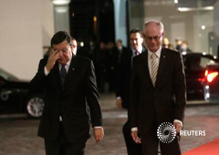 El Presidente de la Comisión europea, Jose Manuel Barroso (L), y el del Consejo Europeo, Herman van Rompuy, llegan a una cumbre en Vilna, el 28 de noviembre de 2013