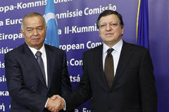 La UE, muy blanda con los regímenes represivos, según HRW Barroso y Karimov antes de su reunión en Bruselas, el 24 de enero de 2011.