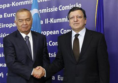 Barroso y Karimov antes de su reunión en Bruselas, el 24 de enero de 2011.