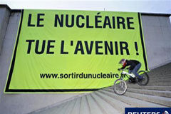 La UE abordará el martes la crisis nuclear en Japón Un ciclista junto a un cartel en el que puede leerse en francés "La nuclear mata el porvenir" durante una manifestación en protesta por este tipo de energía en París el 13 de marzo de 2011.