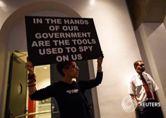 Una mujer sostiene una pancarta durante una concentración de apoyo a Edward Snowden, en Nueva York, el 19 de junio de 2013