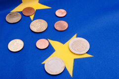 La pensión de incapacidad en España es compatible con las rentas de otros países de la UE Bandera de la UE con monedas
