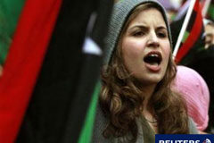 Los ministros de la UE condenarán la represión libia Una manifestante protesta ante la embajada libia en Londres el 20 de febrero de 2011.