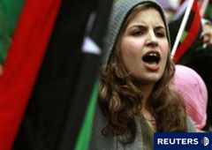 Una manifestante protesta ante la embajada libia en Londres el 20 de febrero de 2011.