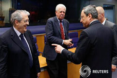 La UE se reúne para decidir quién paga si un banco quiebra El presidente del BCE, Mario Draghi (D), apunta al ministro italiano de Economía, Fabrizio Saccomanni (I), durante una reunión de ministros de la eurozona en Luxemburgo el 20 de junio de 2013