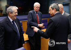 El presidente del BCE, Mario Draghi (D), apunta al ministro italiano de Economía, Fabrizio Saccomanni (I), durante una reunión de ministros de la eurozona en Luxemburgo el 20 de junio de 2013