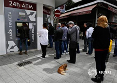 Gente hace cola ante un cajero automático en Nicosia, el 21 de marzo de 2013