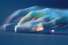 Depósito de cuentas anuales telemático de sociedad anónima Una mano manejando el ratón del ordenador