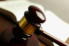 Hay un juez cada veinticinco abogados Una maza.