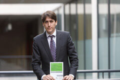 Un profesor de la UPNA realiza un estudio jurídico sobre la cooperación entre regiones fronterizas de la Unión Europea Unai Belintxon