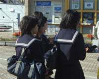 El Supremo permite que las CCAA nieguen subvenciones a colegios concertados que segreguen por género El Supremo permite que las CCAA nieguen subvenciones a colegios concertados que segreguen por género. Jóvenes de un colegio uniformadas.