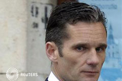 La Fiscalía pide a Urgandarin y Torres 8,2 mlns euros de fianza Urdangarin en el funeral por su padre en Vitoria, el 12 de mayo de 2012