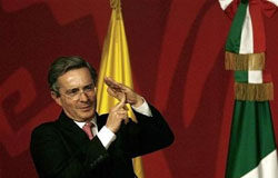 Aplazan de nuevo una votación clave sobre la reelección de Uribe Aplazan de nuevo una votación clave sobre la reelección de Uribe