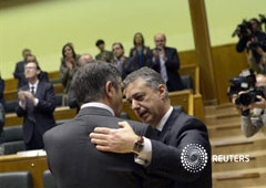 En la imagen, Urkullu felicitado por Patxi Lopez el 13 de diciembre de 2012 en Vitoria