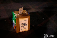 Asustada por Cataluña, la UE respalda a Madrid pero con cautela Una urna falsa en una protesta en Barcelona el 21 de septiembre de 2017