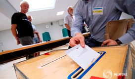 Derecha e izquierda pelean ajustada victoria en Suecia, partido antiinmigración avanza Un votante deposita un sufragio en la urna en un colegio electoral de Tomelilla, Suecia. 9 septiembre 2018