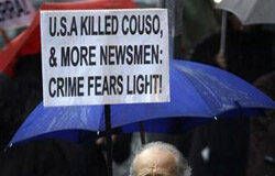 El juez pide detener a los militares de EEUU del caso Couso un manifestante con una pancarnta contra EEUU en el quinto aniversario de la muerte del cámara de TV José Couso frente a la embajada estadouniense en Madrid, en una foto de archivo del 8 de abril de 2008.