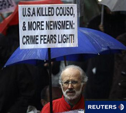 un manifestante con una pancarnta contra EEUU en el quinto aniversario de la muerte del cámara de TV José Couso frente a la embajada estadouniense en Madrid, en una foto de archivo del 8 de abril de 2008.