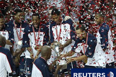 EEUU gana su primer Mundial de baloncesto desde 1994 En la imagen, los jugadores de EEUU celebran la victoria en el Mundial tras la final en Estambul, el 12 de septiembre de 2010.
