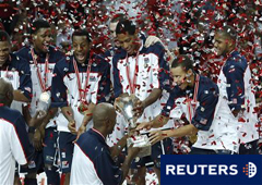 En la imagen, los jugadores de EEUU celebran la victoria en el Mundial tras la final en Estambul, el 12 de septiembre de 2010.