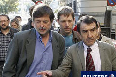Usabiaga irá a la cárcel tras la condena como dirigente de ETA Rafael Díez de Usabiaga (I) llega junto a Rufi Etxeberria (C), ex líder de Batasuna, y el abogado Iñigo Iruin a la Audiencia el 19 de septiembre de 2011