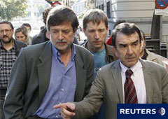 Rafael Díez de Usabiaga (I) llega junto a Rufi Etxeberria (C), ex líder de Batasuna, y el abogado Iñigo Iruin a la Audiencia el 19 de septiembre de 2011