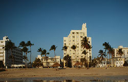 Los precios hoteleros bajan un 5,2% en diciembre Un hotel visto desde la playa
