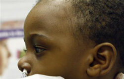 La vacuna común podría servir para la gripe A, según un estudio Una enfermera suministra la vacuna contra la gripe H1N1 a un niño