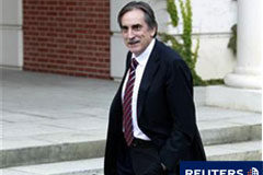 Trabajo cree que hay una buena base para crear empleo en un año Gómez al llegar al Palacio de La Moncloa para su primer Consejo de Ministros el 22 de octubre.