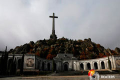 El Tribunal Supremo rechaza en su totalidad el recurso interpuesto por la familia de Francisco Franco en relación con la exhumación de sus restos A woman holds an umbrella at the Valle de los Caidos (The Valley of the Fallen), the mausoleum holding the remains of former Spanish dictator Francisco Franco, on the 43rd anniversary of his death in San Lorenzo de El Escorial, outside Madrid, Spain, Nove