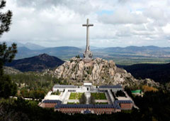 Vista de la cruz que preside el Valle de los Caídos, en San Lorenzo de El Escorial el 11 de mayo de 2016