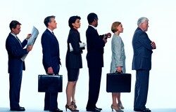 Comienza la responsabilidad penal de las empresas Unos cuantos ejecutivos haciendo fila.